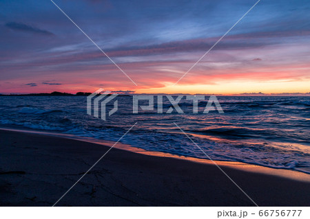 日本海　夕陽　砂浜　新潟 66756777