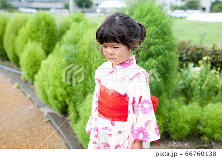浴衣を着て公園で遊ぶ女の子 66760138