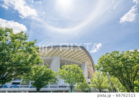 埼玉スタジアム02と公園の新緑 初夏の写真素材