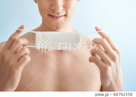 マスクをつける上半身裸の男 マスクをつける上半身裸の男 66762556