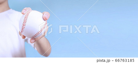 野球ボールを持つ女性　左利き 66763185