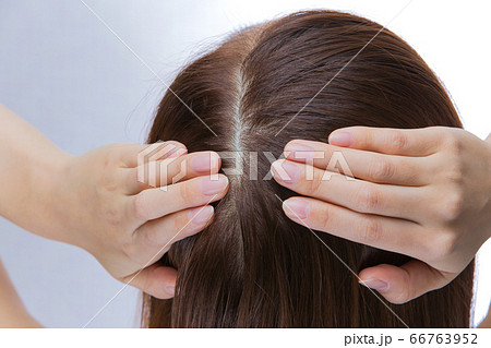 若い女性の頭頂部 66763952