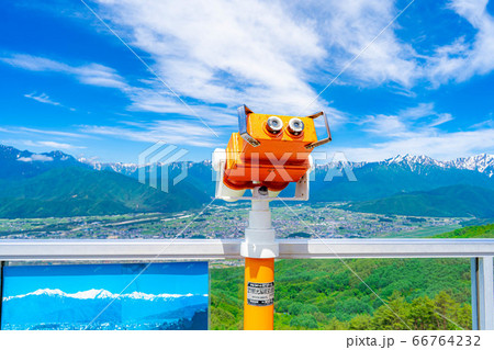 初夏の鷹狩山展望台の双眼鏡　【長野県】 66764232
