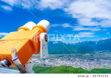 初夏の鷹狩山展望台の双眼鏡　【長野県】 66764244