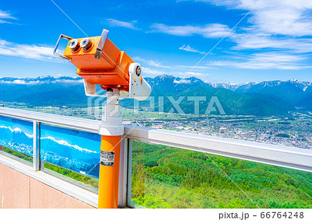 初夏の鷹狩山展望台の双眼鏡　【長野県】 66764248