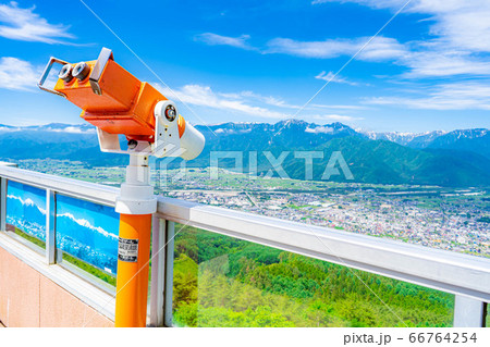 初夏の鷹狩山展望台の双眼鏡　【長野県】 66764254