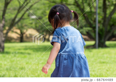 子供　公園　後ろ姿 66764489