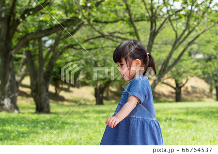 子供　公園　歩く 66764537