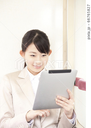 電車でタブレットPCを見るOL 電車でタブレットPCを見るOL 66765827