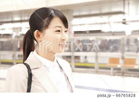 駅のホームを歩くOL 駅のホームを歩くOL 66765828