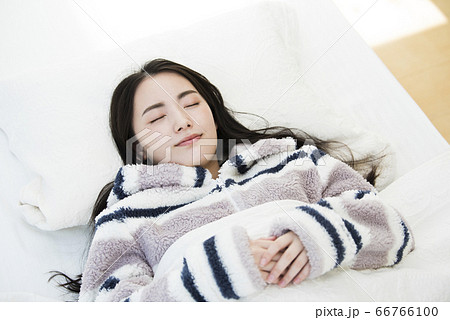 ベットで寝る若い女性のポートレート ベットで寝る若い女性のポートレート 66766100