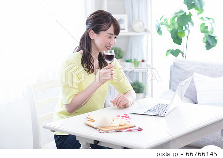 ノートパソコンでオンライン飲み会をする若い女性 ノートパソコンでオンライン飲み会をする若い女性 66766145