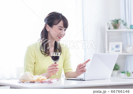 ノートパソコンでオンライン飲み会をする若い女性 ノートパソコンでオンライン飲み会をする若い女性 66766146