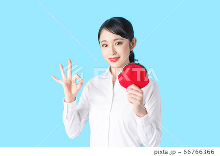財布を持ってOKサインを見せる女性 財布を持ってOKサインを見せる女性 66766366