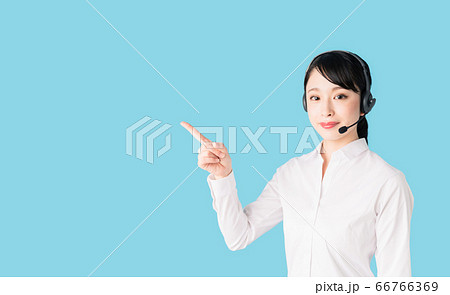 案内する女性オペレーター 66766369