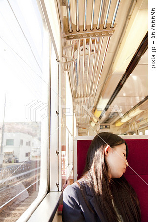 電車で居眠りする女性 電車で居眠りする女性 66766696