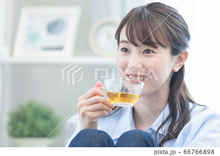 お茶を飲む若い女性 66766898