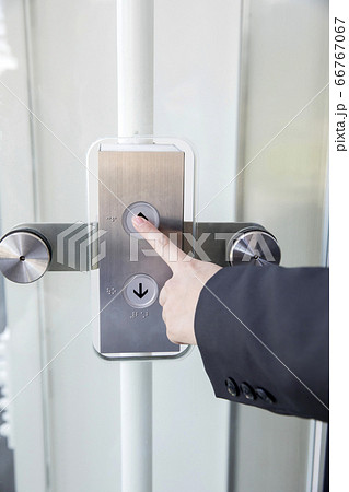 エレベーターのボタンを押す若い女性手元 エレベーターのボタンを押す若い女性手元 66767067