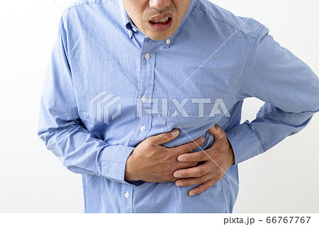 脇腹を押さえる男性 66767767