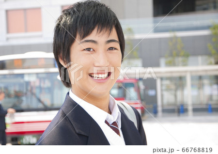 笑顔の男子高校生 66768819