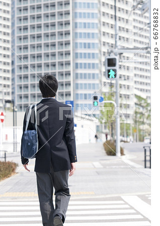 横断歩道を渡る男子高校生の後姿の写真素材 6676