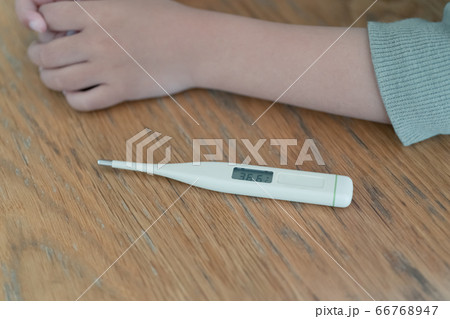 検温する小学生 66768947