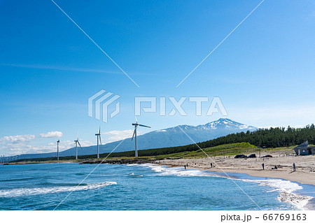 宮海海水浴場脇の風力発電と鳥海山 山形県酒田市 宮海海水浴場脇の風力発電と鳥海山 山形県酒田市 66769163
