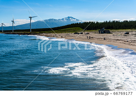 宮海海水浴場脇の風力発電と鳥海山 山形県酒田市の写真素材 66769177 Pixta