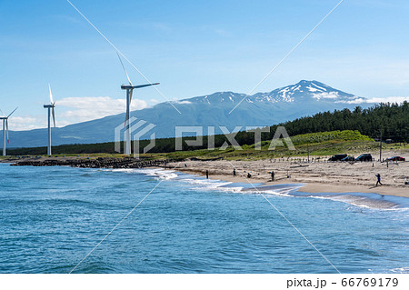 宮海海水浴場脇の風力発電と鳥海山 山形県酒田市 宮海海水浴場脇の風力発電と鳥海山 山形県酒田市 66769179
