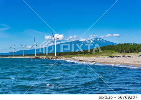 宮海海水浴場脇の風力発電と鳥海山　山形県酒田市 66769207