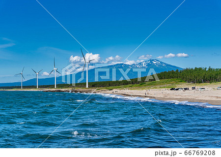宮海海水浴場脇の風力発電と鳥海山　山形県酒田市 66769208