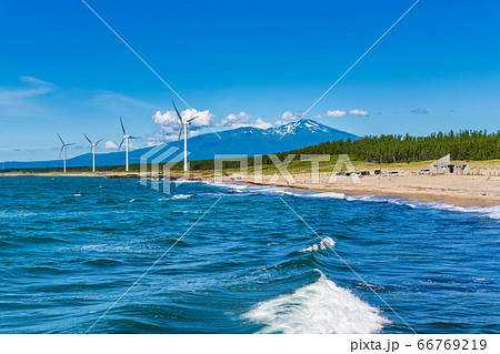 宮海海水浴場脇の風力発電と鳥海山 山形県酒田市 宮海海水浴場脇の風力発電と鳥海山 山形県酒田市 66769219