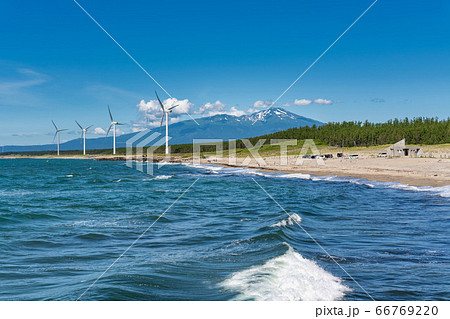 宮海海水浴場脇の風力発電と鳥海山　山形県酒田市 66769220