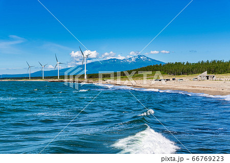 宮海海水浴場脇の風力発電と鳥海山　山形県酒田市 66769223