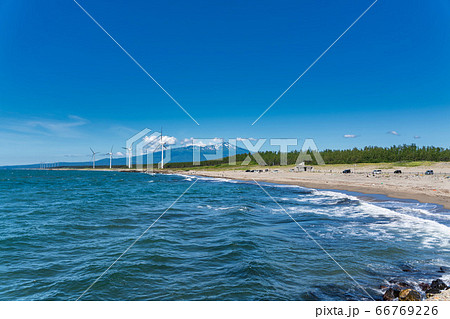 宮海海水浴場脇の風力発電と鳥海山 山形県酒田市 宮海海水浴場脇の風力発電と鳥海山 山形県酒田市 66769226