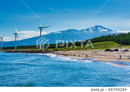 宮海海水浴場脇の風力発電と鳥海山 山形県酒田市の写真素材 66769284 Pixta