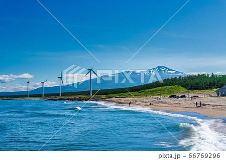 宮海海水浴場脇の風力発電と鳥海山　山形県酒田市 66769296
