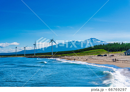 宮海海水浴場脇の風力発電と鳥海山　山形県酒田市 66769297
