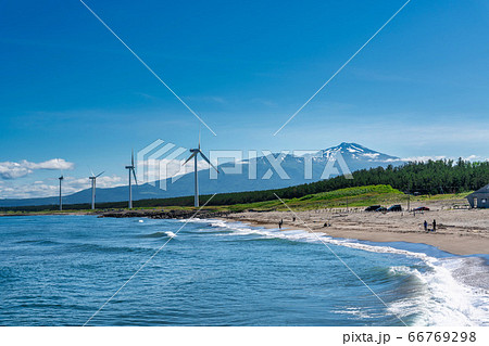 宮海海水浴場脇の風力発電と鳥海山 山形県酒田市 宮海海水浴場脇の風力発電と鳥海山 山形県酒田市 66769298