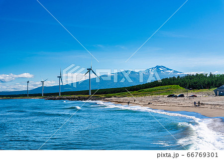 宮海海水浴場脇の風力発電と鳥海山　山形県酒田市 66769301