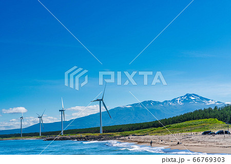 宮海海水浴場脇の風力発電と鳥海山　山形県酒田市 66769303