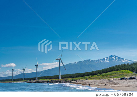 宮海海水浴場脇の風力発電と鳥海山 山形県酒田市 宮海海水浴場脇の風力発電と鳥海山 山形県酒田市 66769304