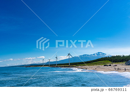 宮海海水浴場脇の風力発電と鳥海山　山形県酒田市 66769311