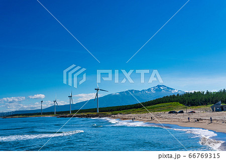 宮海海水浴場脇の風力発電と鳥海山 山形県酒田市 宮海海水浴場脇の風力発電と鳥海山 山形県酒田市 66769315
