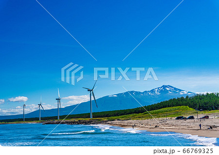 宮海海水浴場脇の風力発電と鳥海山　山形県酒田市 66769325