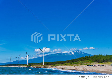 宮海海水浴場脇の風力発電と鳥海山 山形県酒田市 宮海海水浴場脇の風力発電と鳥海山 山形県酒田市 66769327