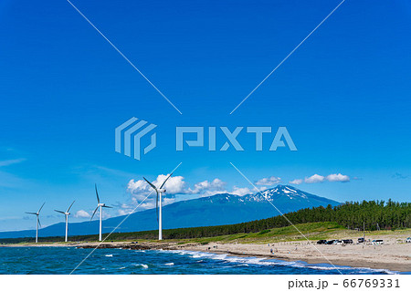宮海海水浴場脇の風力発電と鳥海山 山形県酒田市 宮海海水浴場脇の風力発電と鳥海山 山形県酒田市 66769331