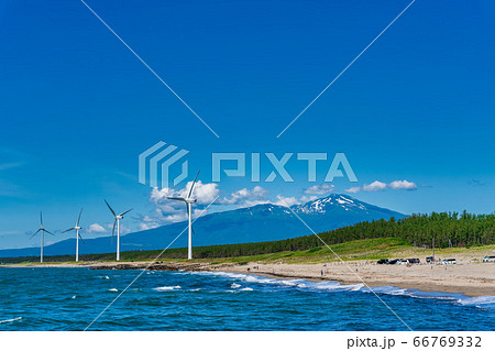 宮海海水浴場脇の風力発電と鳥海山　山形県酒田市 66769332