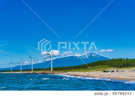 宮海海水浴場脇の風力発電と鳥海山　山形県酒田市 66769333