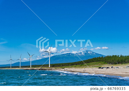 宮海海水浴場脇の風力発電と鳥海山　山形県酒田市 66769335